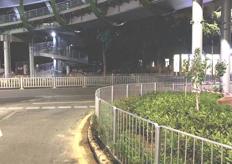 政道路深标护栏安装完毕